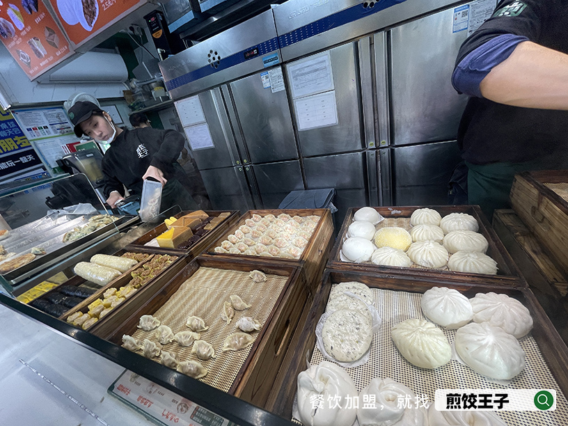 一个人开早餐店现实吗？早点加盟实体店轻投入模式解析